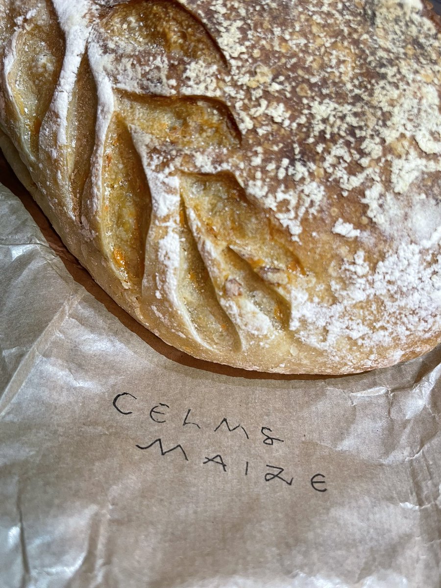 Māsa atveda ciema kukuli - ‘Celms’ maizi ar halapino pipariem un Čedaras sieru. 
Laba! Nu tik laba, ka saku, ka esat Kuldīgā, ejat uz Celms maiznīcu un nogaršojiet! Un kukulis tik smuks! Un smaržīgs!