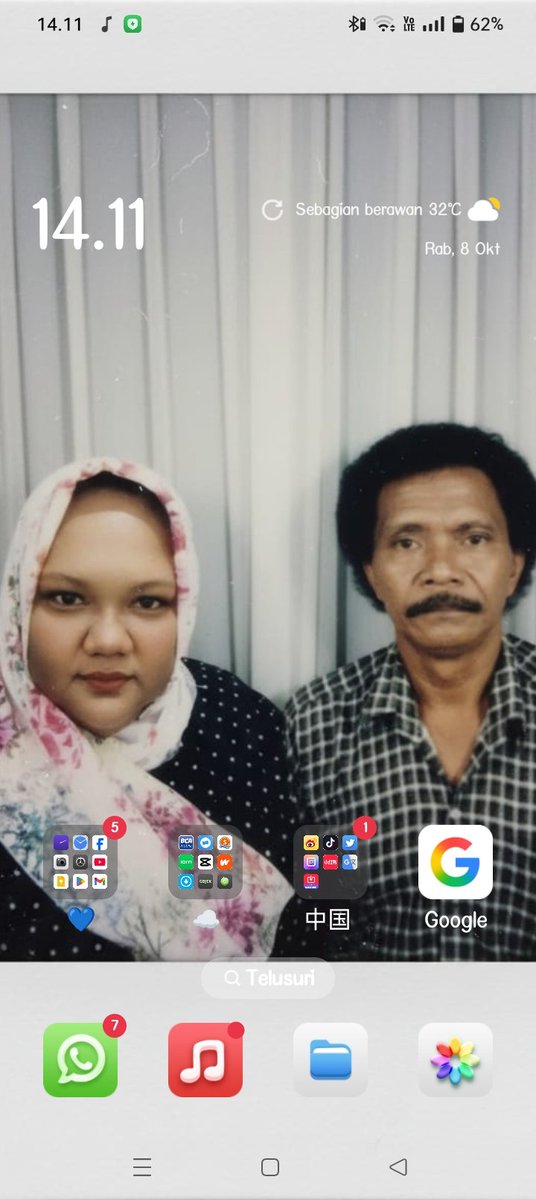 elfclouds22's tweet image. Thanks for ai 
Akhirnya ada juga foto berdua dengan bapak walaupun ai yg buat tapi kayak gini aja udah bahagia 😭😍