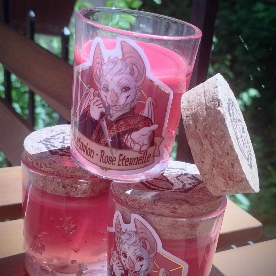 fennecraft's tweet image. Dégradé rouge, feuilles flottantes et parfum Rose éternelle .🌹
Illustration de Chubby Kirin : Astarion de BG3 en chauve souris.🦇
#CandleArt #Handmade #BG3 #FurryArt