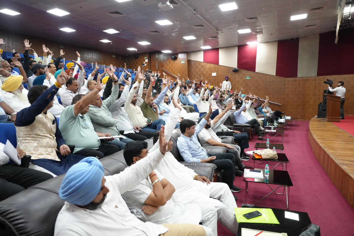 AdilKhanAAP's tweet image. आम आदमी पार्टी के पंजाब प्रभारी श्री @msisodia जी की अध्यक्षता में और पंजाब Trade Wing के अध्यक्ष श्री अनिल ठाकुर जी की मौजूदगी में ट्रेड विंग (स्टेट, ज़िला एवं हल्का) के सभी पदाधिकारियों के साथ विस्तार से चर्चा हुई।

बैठक में सभी पदाधिकारियों ने संकल्प लिया कि वे आम आदमी पार्टी…