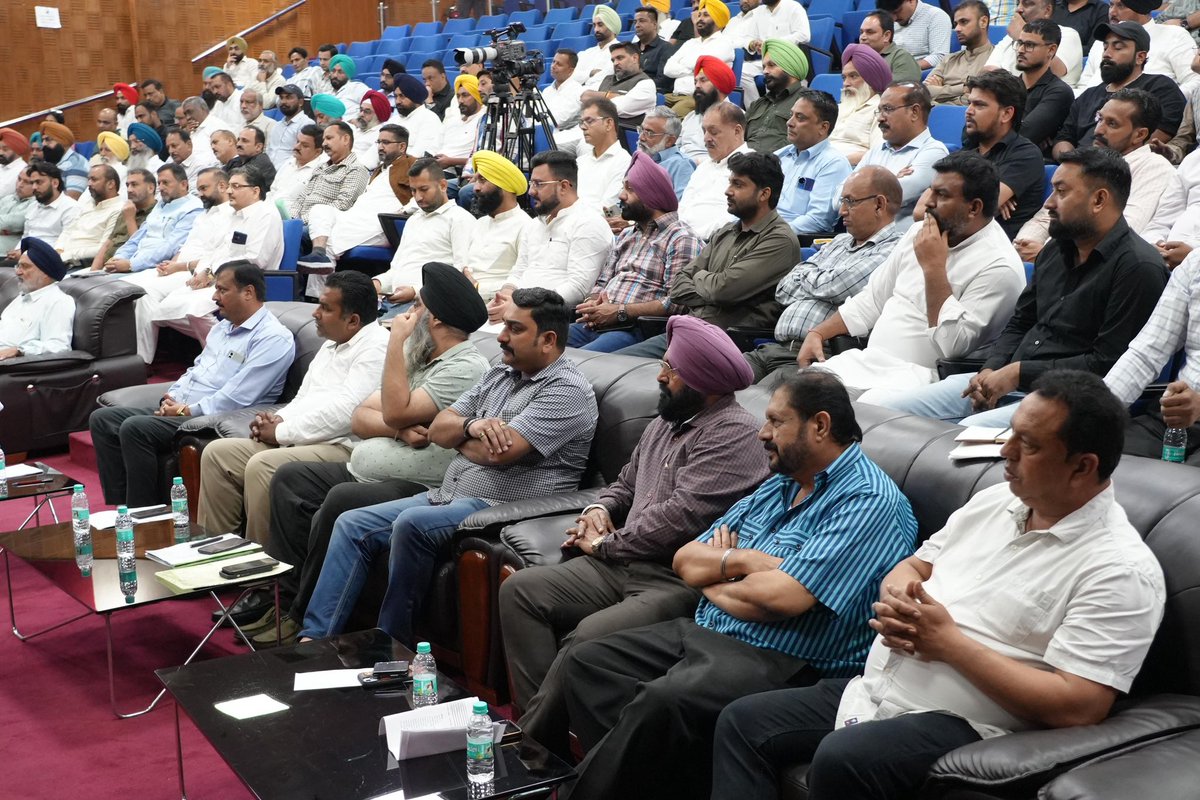 AdilKhanAAP's tweet image. आम आदमी पार्टी के पंजाब प्रभारी श्री @msisodia जी की अध्यक्षता में और पंजाब Trade Wing के अध्यक्ष श्री अनिल ठाकुर जी की मौजूदगी में ट्रेड विंग (स्टेट, ज़िला एवं हल्का) के सभी पदाधिकारियों के साथ विस्तार से चर्चा हुई।

बैठक में सभी पदाधिकारियों ने संकल्प लिया कि वे आम आदमी पार्टी…