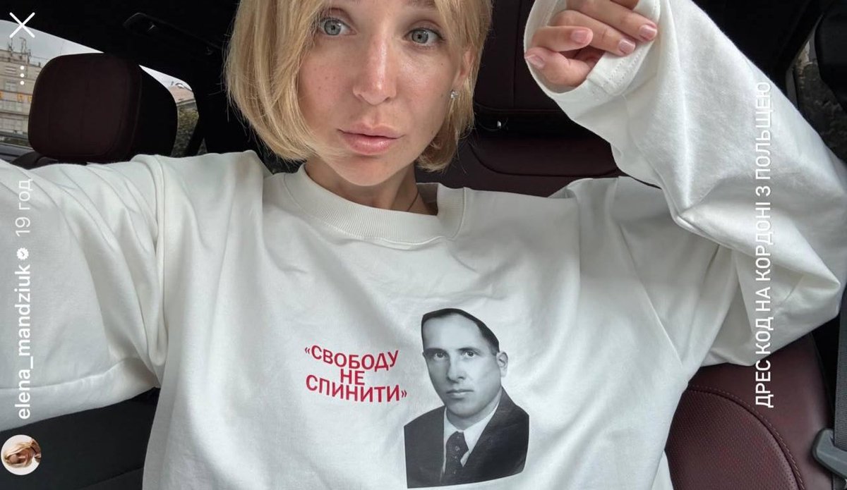 ekonomat_pl's tweet photo. Influencerka z Lwowa Elena Mandziuk pochwaliła się w sieci, że pojechała do Polski w takiej bluzie👇Jak mówi, nie boi się ani Polaków, ani nikogo, bo prawda jest po jej stronie, a swojej tożsamości i historii nie można zapominać. 

Kiedy posypała się krytyka ze strony normalnych Ukraińców, twierdzących, że takim zachowaniem szkodzi Ukrainie i realizuje politykę Kremla, influ napisała, że jest jej wstyd za ludzi, którzy nie znają swojej własnej historii.

IG: elena_mandziuk