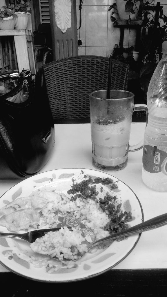 Adegan dewasa, makan di kopisyop sendiri