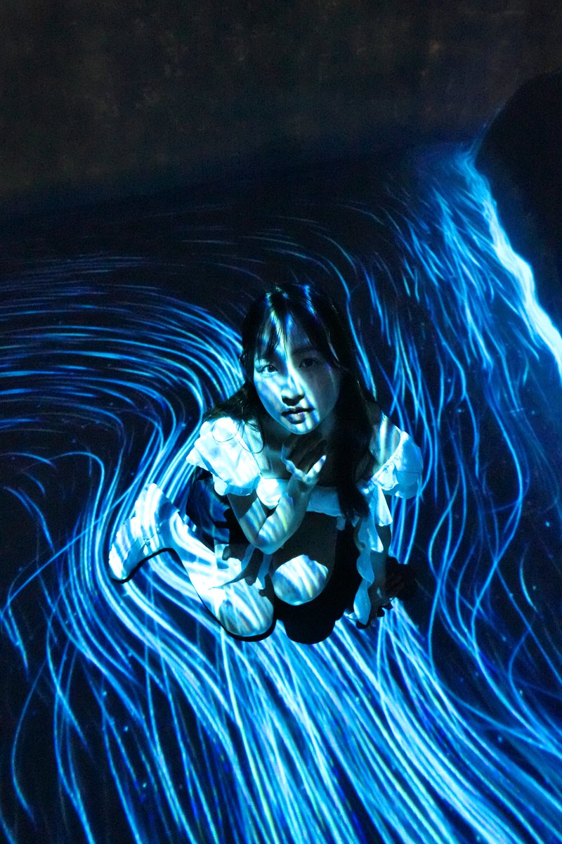 K70_55's tweet image. #たんたん(杠 美弥)  さん20250927(#teamLabBorderless)
（@tantan8_rcc）

だ～れだ😄

SONY α6700
Tokina atx-m 11-18mm F2.8 WE
ISO 8000 SS1/20 F:2.8

#SILKYPIX_JPEG_Photography_12
#ピントの合ってない写真もいい写真😅
#チームラボボーダレス