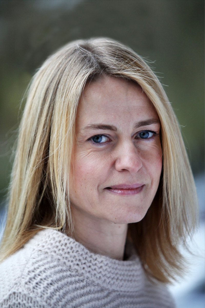 Altered___State's tweet image. Gabriel Weston will be signing copies of Alive after our talk BENEATH THE SKIN - AN INTIMATE LOOK AT OUR BODIES Oct 30 @HenAndChicken 

This brilliant @JonathanCape book can be bought on the night courtesy @StorysmithBooks 

Talk tickets headfirstbristol.co.uk/whats-on/hen-a…

#bristoltalks