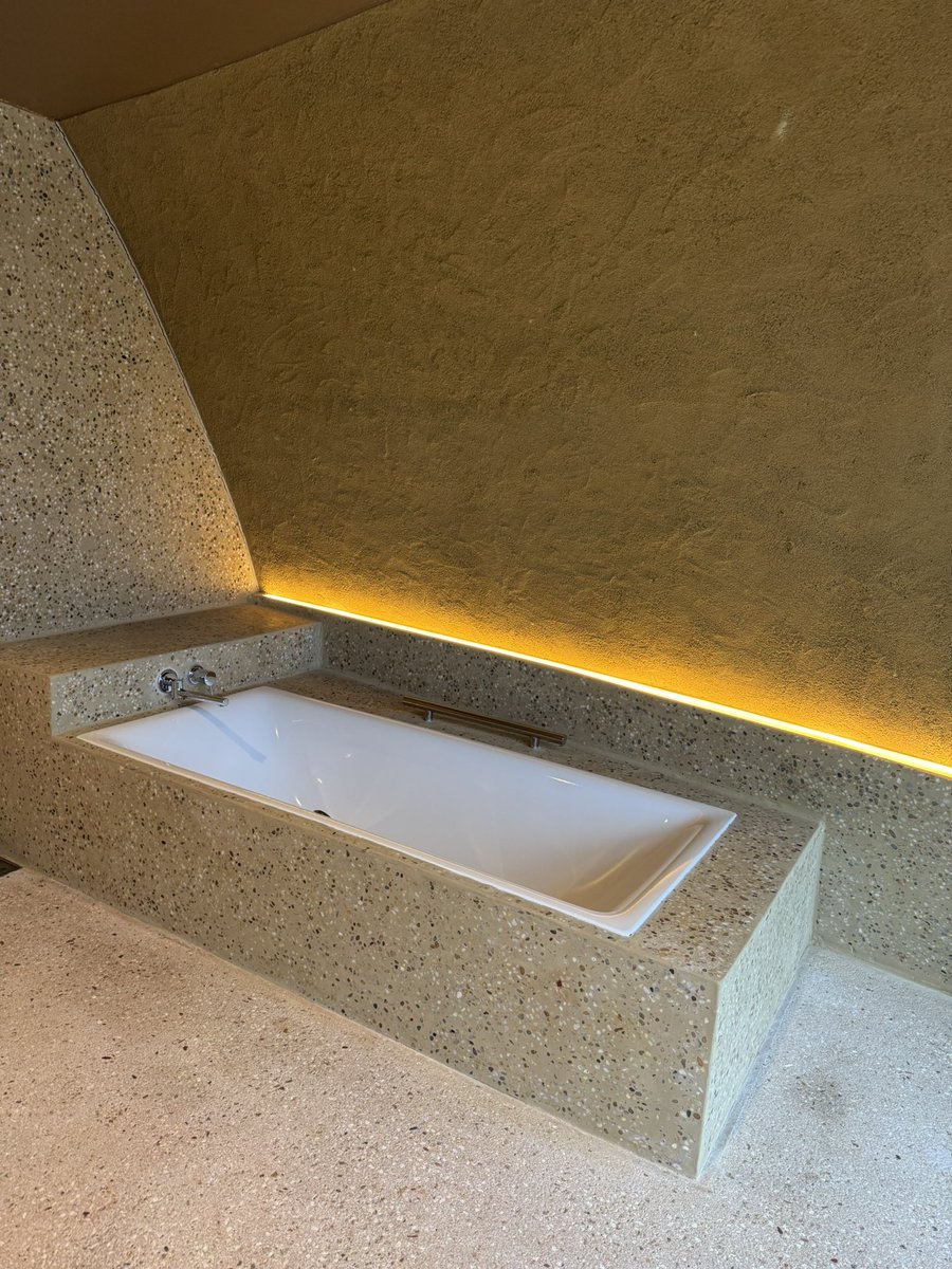 滋賀県にある『YANMAR SUNSET MARINA CLUBHOUSE』

開放感のあるとっても広いお部屋は特別感を満載に演出してくれます✨
またインクルーシブで滞在中はbarカウンターでドリンクもお菓子もフリーでいただける上
プールやジャグジーサウナもあって、充実した時間を過ごせました✨