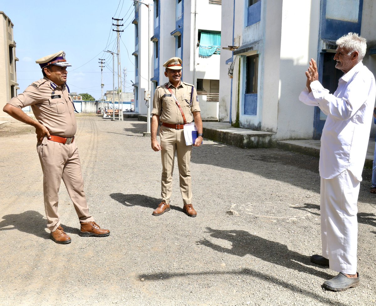 IGP_RajkotRange's tweet image. દેવભૂમિ દ્વારકા જિલ્લાના વાર્ષિક ઇન્સ્પેક્શન અનુસંધાને ભાણવડ પોલીસ લાઈનની મુલાકાત લઇ પોલીસ પરિવારજનો સાથે સૌહાર્દપૂર્ણ ચર્ચા કરવામાં આવી.રહેઠાણ તથા અન્ય સુવિધાઓ વધુ સુદ્રઢ રીતે ઉપલબ્ધ થાય તે અંગે માર્ગદર્શન સાથે જરૂરી સુચનો કરવામાં આવેલ

@akumarips @GujaratPolice @sanghaviharsh
