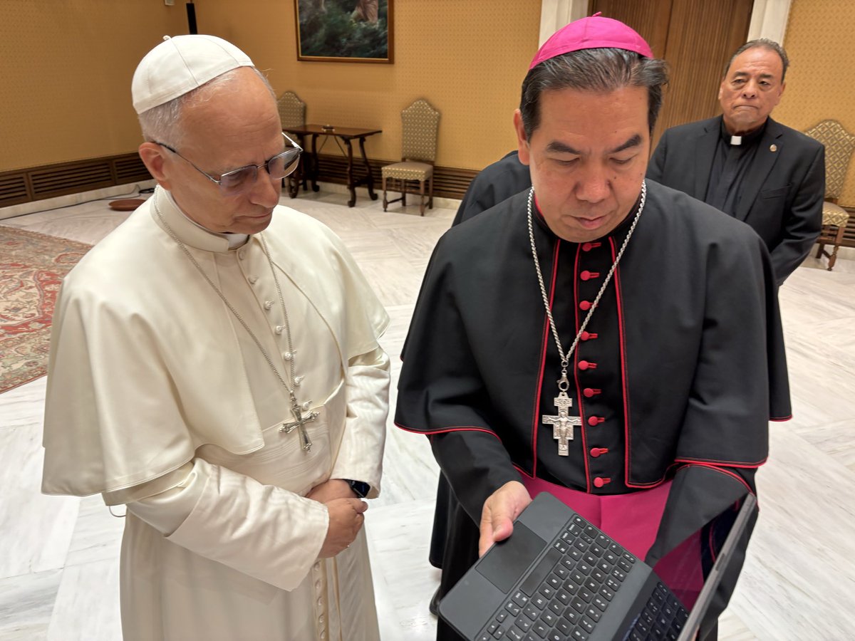 DylanCorbett23's tweet image. Today, with @BishopSeitz and members of the immigrant community, @HopeBorder met Pope Leo and gave him messages and a video from those fearing Trump’s mass deportations. ‘The church cannot stay silent before injustice. You stand with me. And I stand with you’, the pope said.