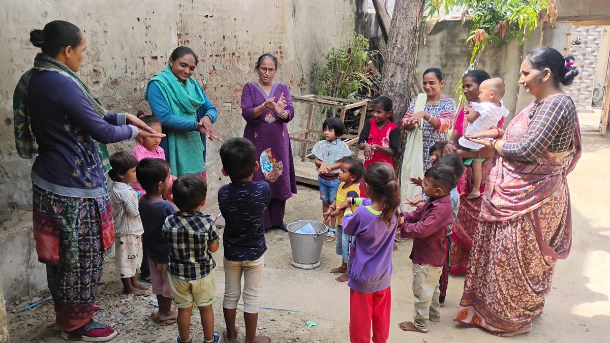CDPOBECHRAJI's tweet photo. પોષણ માહ ની આજની થીમ IYCF થીમ મુજબ બેચરાજી ઘટક ના આંગણવાડી કેન્દ્રો મમતા દિવસ માં સગર્ભા,ધાત્ર���માતા સાથે નવજાત શિશુ આહાર પદ્ધતિ વિશે નિદર્શન કરવામાં આવ્યું ,હાથ ધોવામાં પગલાં સમજાવવા ની ઝૂંબેશ અને હેન્ડ વોશિંગ સ્ટેપ્સ 
#ICDSMEHSANA@CollectorMeh 
@ddo_mehsana https://t.co/pWPWBRBGrp