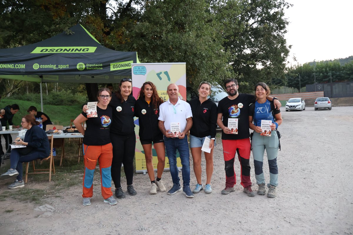 🏞️ L’Arrancada d’Escampa la Boira dona el tret de sortida al Festival de Senderisme d’Osona

🚶‍♀️ Una quarantena de persones van gaudir d’una ruta guiada que combinava inclusió, botànica, geologia i bany de bosc, en un entorn privilegiat.

🔗ccosona.cat/actualitat/287…