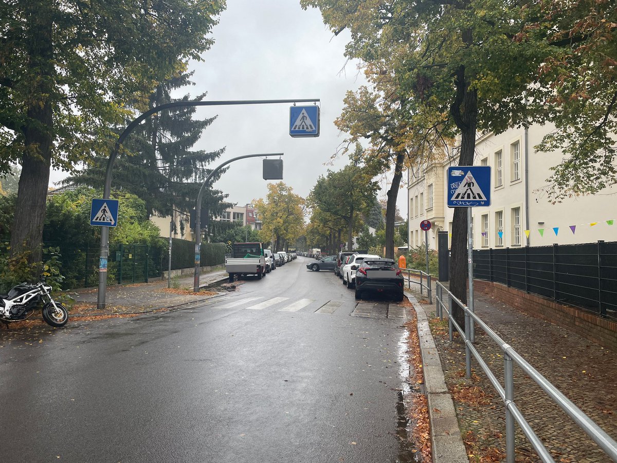 BikerPankow's tweet image. So einfach kann es sein: einfach ein Zebrastreifen direkt vor die Schule. Warum ist das nicht Standard? #Pankow #BuchholzerStraße