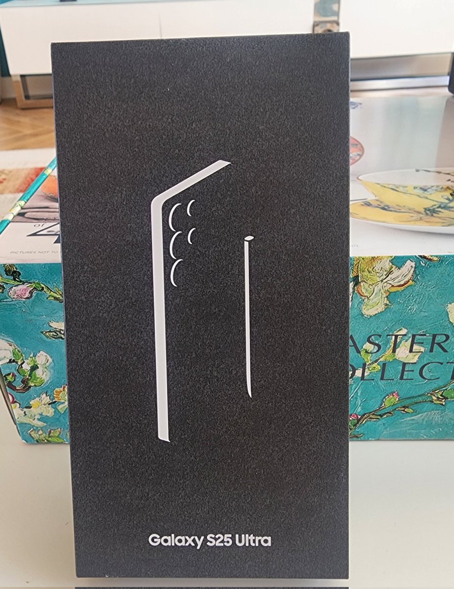 ... Гэр бүлийн найзуудын бэлэг... Төрсөн өдөр сайхан болж байна оо...