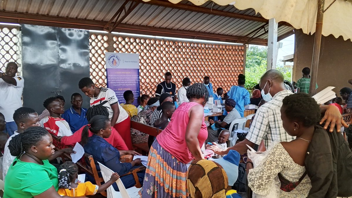 ShowbizUganda's tweet photo. Tens of people turn up at St. Joseph Mukasa Balikuddembe Churchin Kinawataka to receive various health services courtesy of @dfcugroup and @Rotary_Bugolobi
#RotaryInAction #HumanityDay #MedicalCamp https://t.co/uQzAPFDpsa