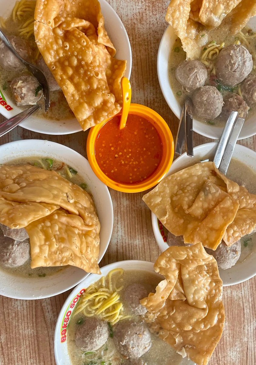 Kacamata ilang beritanya nyebar sampe 2 gedung dan semua divisi... 
Emang pada mau patungan beliin apahhhhh 😤

😑😑😑😑