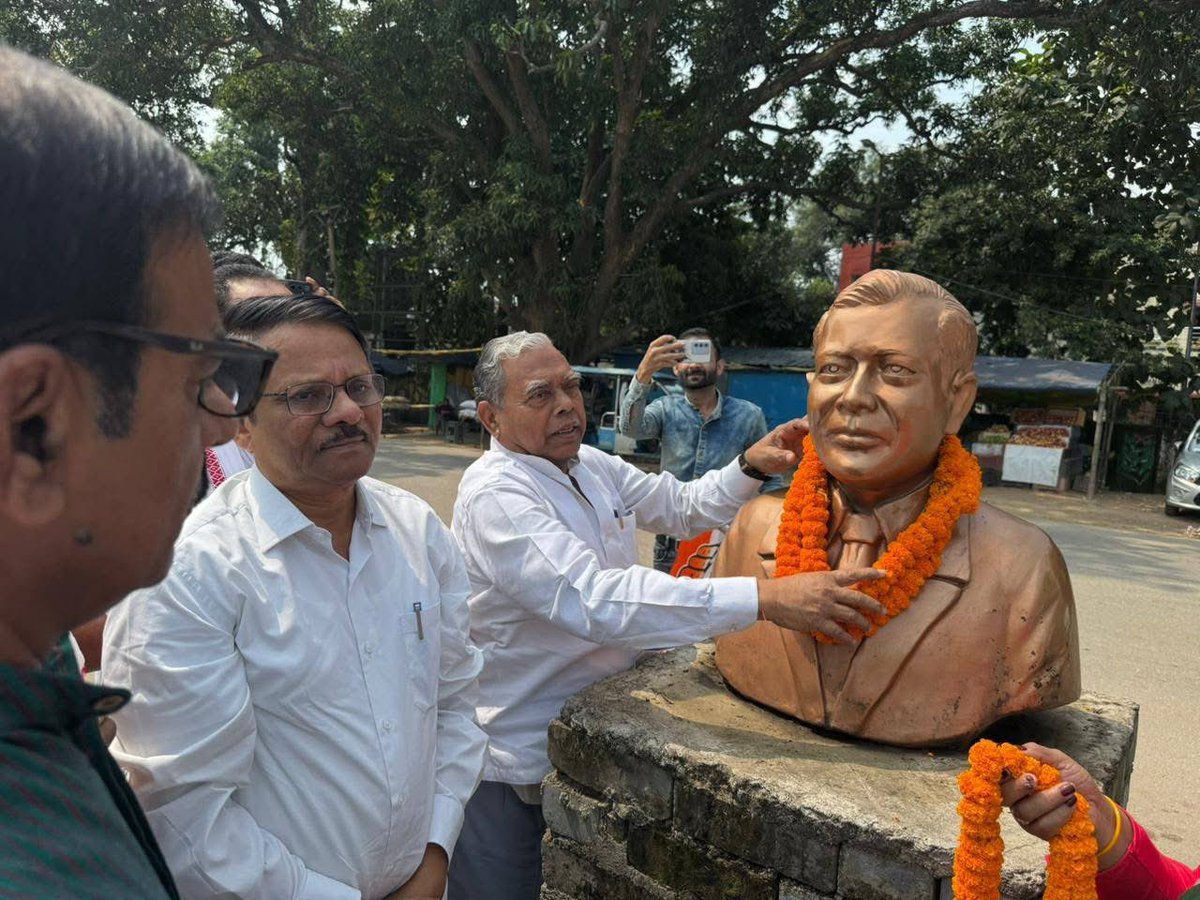 MahtoKeshavINC's tweet image. 📍खूंटी 
&quot;वोट चोर, गद्दी छोड़&quot; हस्ताक्षर अभियान के लिए की जाने के क्रम में तोरपामोड पर स्व० जयपाल सिंह मुण्डा जी के प्रतिमा पर मालार्पन करते अखिल भारतीय कांग्रेस कमेटी के सी०डब्लू०सी० के स्थाई आमंत्रित सदस्य एवं झारखंड प्रभारी श्री @KRajuINC जी ।
साथ में कांग्रेस विधायक दल के…