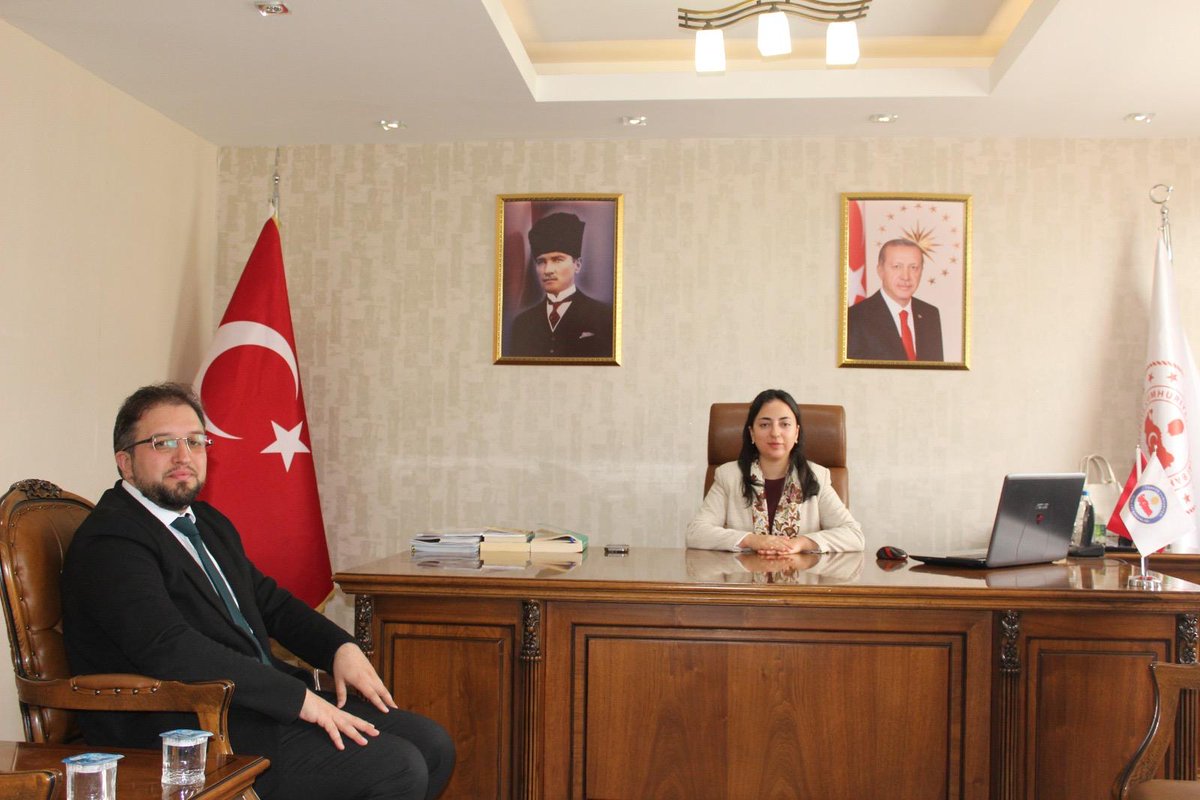 İlçemize yeni atanan Müftü Muhammet Enes Yakar, Kaymakamımız Bilge Yıldırım’ı ziyaret etti.
Kaymakamımız, Müftü Yakar’a yeni görevinde başarılar dileyerek hayırlı olsun temennisinde bulundu.