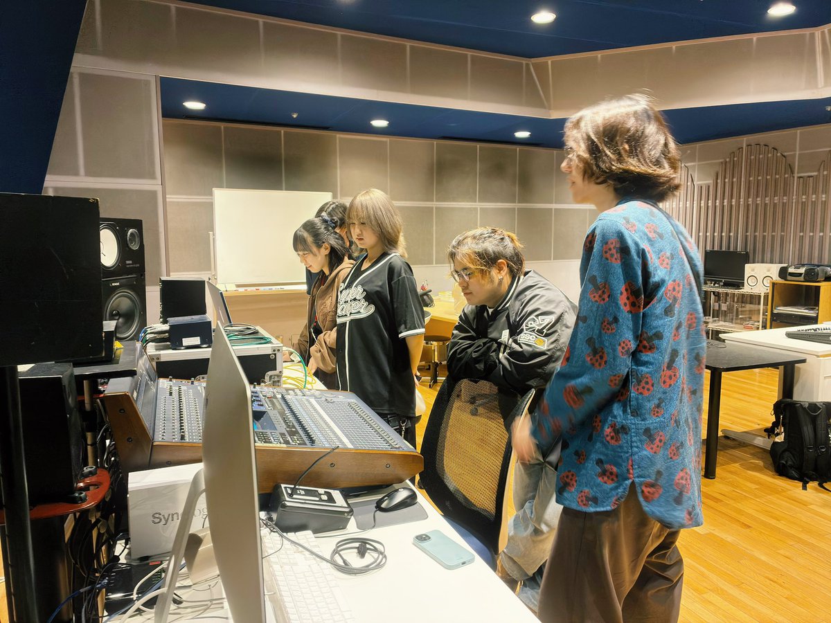 onkyo_hac's tweet image. 10月から1年生の専攻実習が本格的にスタートしました。
レコーディング、MA、ラジオ3つの専攻に分かれてまずは基礎をみっちりと学んでいきます！
みんながんばれ〜👍