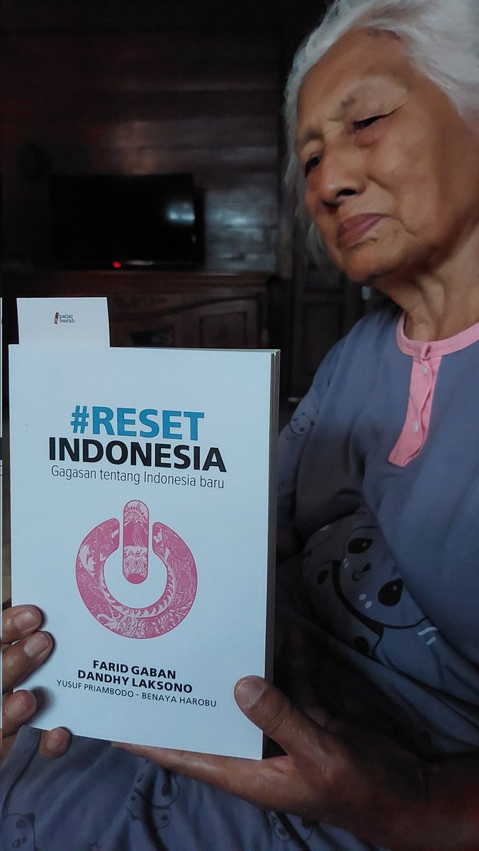 Salam hormat dari ibu saya untuk Bung <a href="/Dandhy_Laksono/">Dandhy Laksono</a> dkk tim EIB. Beliau terharu setelah sy putarkan serial EIB di Youtube. Bagi ibu yg dulu aktif berpolitik pra-65, bung dkk adalah pejuang dlm mencintai negeri ini. Nanti awal bulan depan setelah trima pensiun bpk, akan donasi.