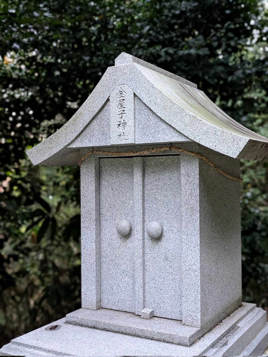 金屋子さん。

木次町寺領の国玉神社の境内社。
雲南市の神社境内社には金屋子さんが多い。
ヤマタノオロチ伝説と製鉄は決して無縁ではないでしょう。