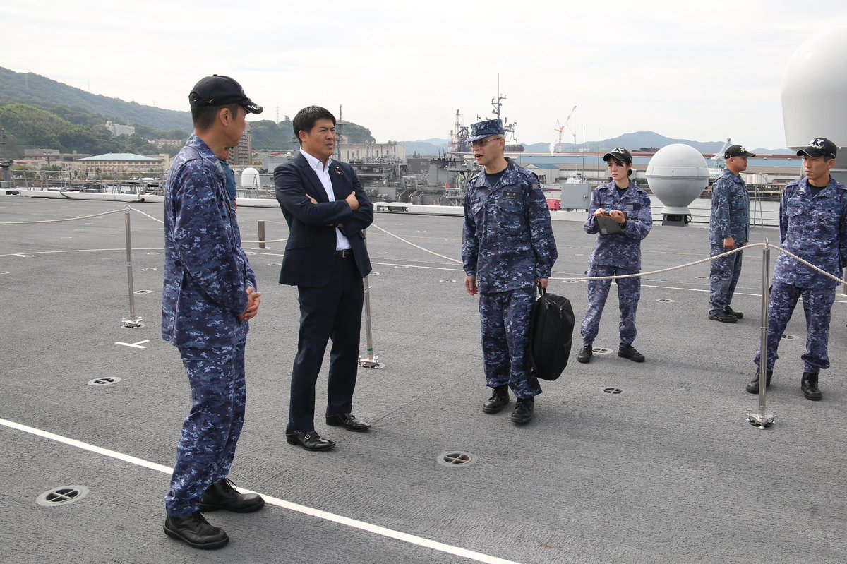 ModJapan_jp's tweet image. 10月2日、小林防衛大臣政務官は、海上自衛隊呉地区において護衛艦「#かが」を訪問🚢

現状報告を受け、複数の航空機を同時運用可能な航空管制室や洋上における医療機能を有する医務区画等を視察しました。

艦橋には珍しい「えび茶」色の椅子も…！海上自衛隊では役職ごとに使用される色が異なります。