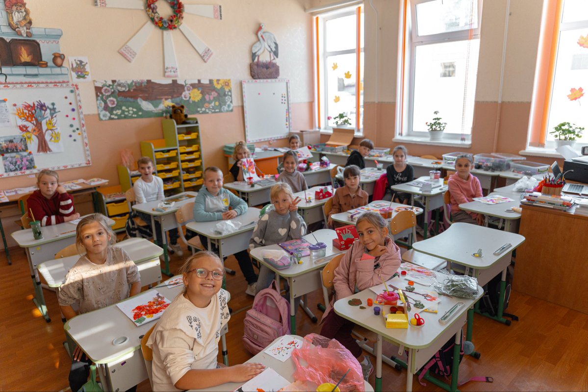 📚🍁 Children are happy to return to in-person learning at the recently repaired gymnasium in the Kyiv region. Within the #SchoolRepairsInUkraine project, implemented by <a href="/UNOPS/">UNOPS</a> with EU support 🇪🇺, students and staff can again enjoy the rhythm of school life.
