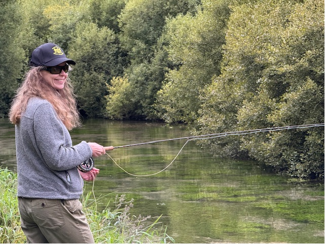 simoncooperfish's tweet photo. Great catch for Holly, first time fly fisher, who recently fished Bullington Manor with her father.
"The fish in the morning were very accommodating &amp; after 3-4 casts she missed a take but in doing so became set that she would land a fish before the day was out!" #chalkstreams https://t.co/ubc5SASXpY