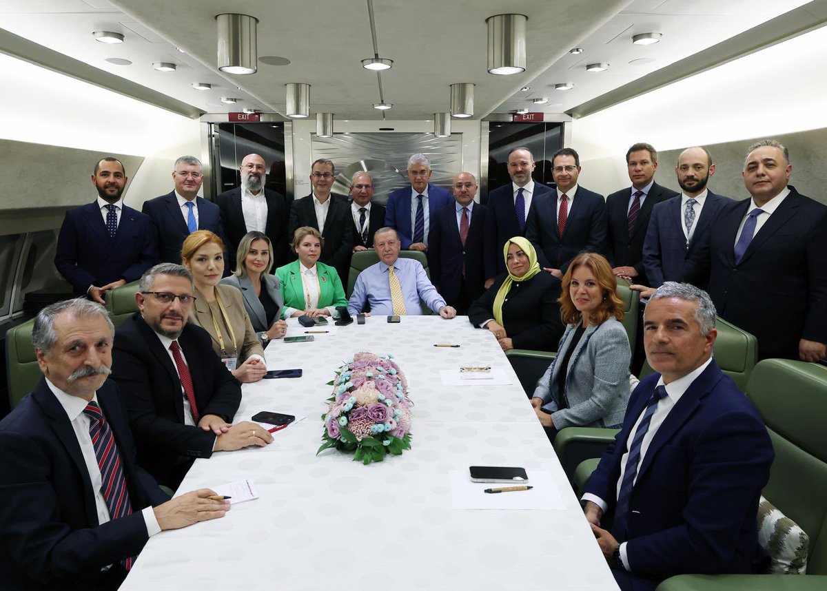 Cumhurbaşkanı Recep Tayyip Erdoğan Azerbaycan dönüş yolunda sorularımızı yanıtladı. 
cnnturk.com/turkiye/son-da…