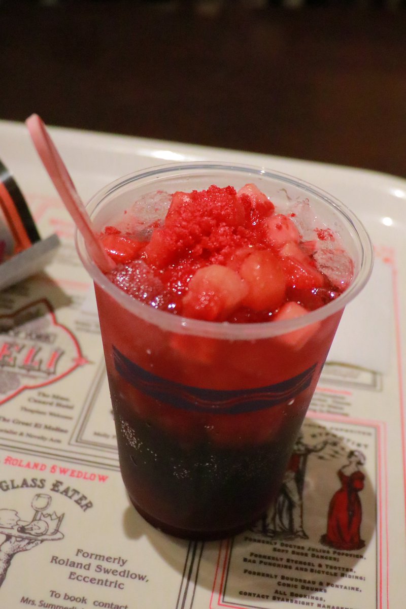 ニューヨークデリ/スパークリングカクテル(ワイン、ストロベリー、チェリーシロップ)

甘酸っぱくて美味しかった🍓
甘めのサングリアが好きな人は好きだと思う。

ジュースみたいで飲みやすくて、個人的に最近飲んだ中で1番好き💕