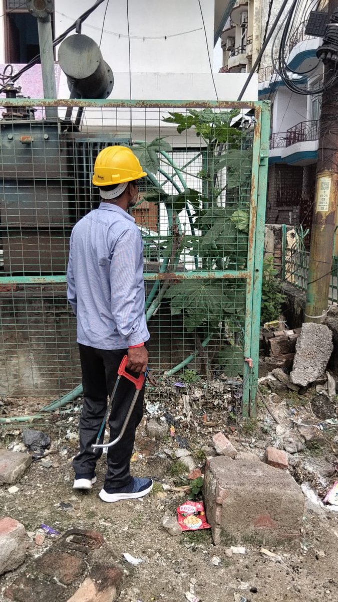 euddchowk's tweet photo. अनुरक्षण माह के अंतर्गत  दिनांक 8.10.2025 को ,खंड चौक  के सबस्टेशन मेहता बाग से निर्गत नेपियर रोड फीडर पर अरमा नर्सिंग होम  400 केवीए का ट्रांसफार्मर जिसका अनुरक्षण कार्य एवं मरम्मत कार्य एवं साफ सफाई कराई गई।
@mvvnlmd
 @mvvnlhq
 @mvvnlcisgomti2
@aksharmabharat
  @SE_EUDC_CHOWK https://t.co/RnPk0E6mMk