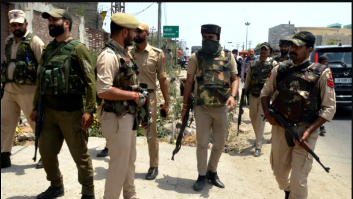 naaz_mahar's tweet photo. Four terrorists were believed to be trapped during an ongoing gunfight with security forces in #Rajouri, #JammuAndKashmir on Tuesday evening. #JammuAndKashmir #Rajouri #CounterTerrorOps @vipul2777 @Babymishra_ @RDXThinksThat https://t.co/tLLddPKNGz