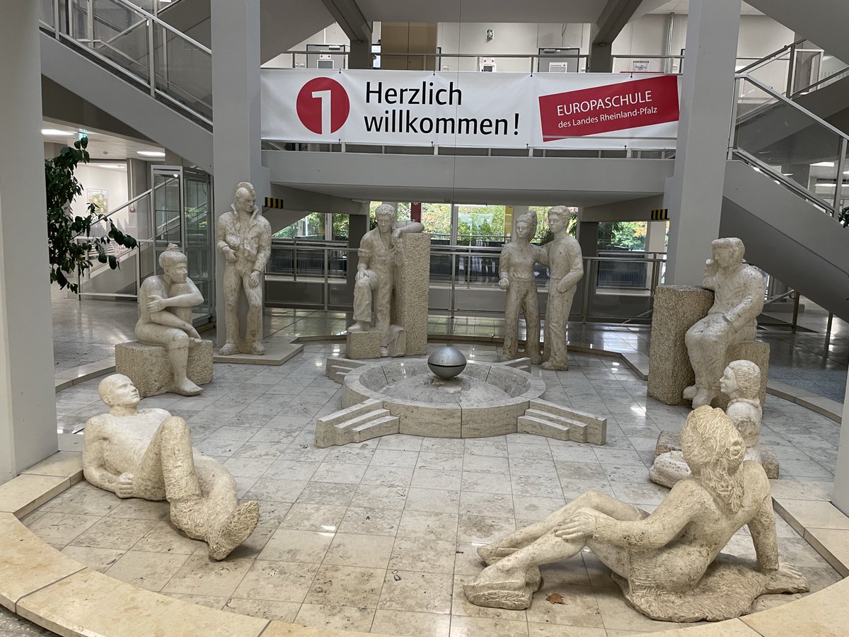 Spreche heute in den berufsbildenden Schulen in Mainz zum Thema Wandel, Kommunen und Bildung. Die Skulpturen wurden vor 30 Jahren von Steinmetzen gemacht, die hier ausgebildet wurden. Was stellen wir wohl in 30 Jahren aus?