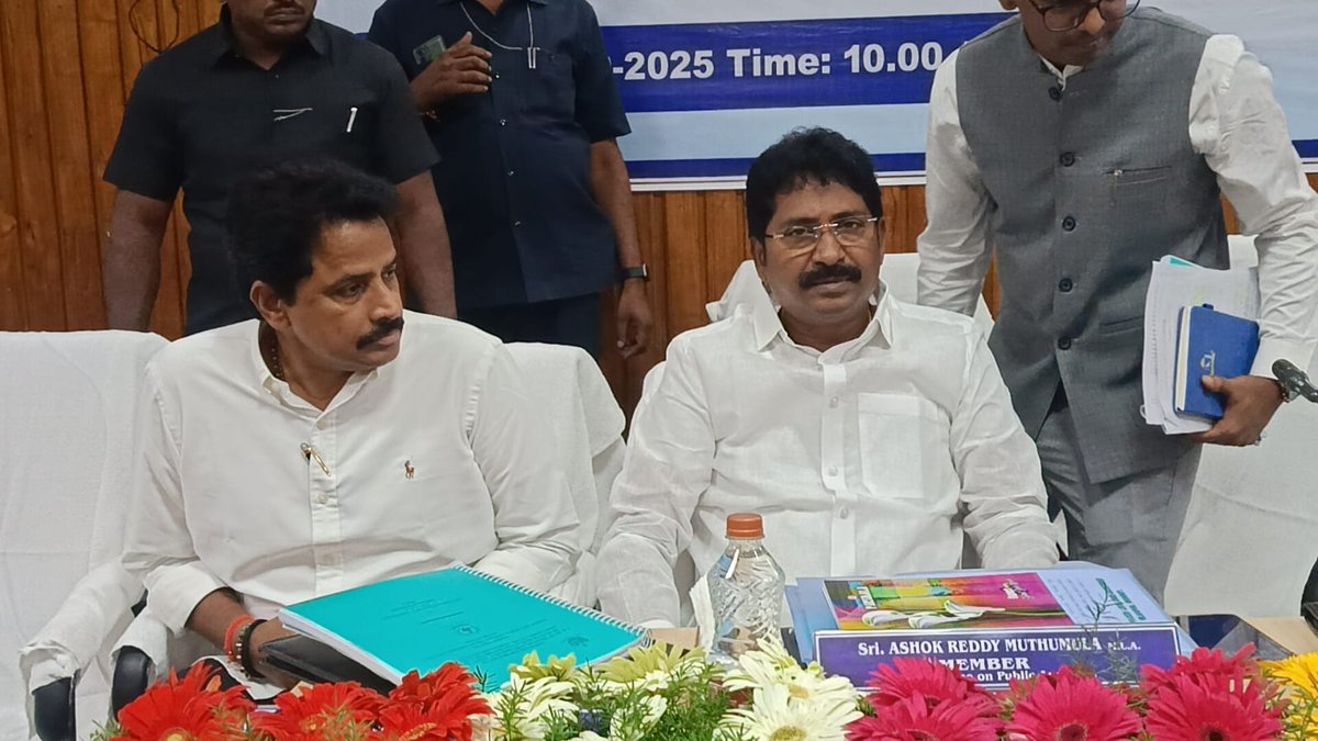 ashokreddy_tdp's tweet image. ఈరోజు తిరుపతి పట్టణంలో నిర్వహించిన పబ్లిక్ అకౌంట్స్ కమిటీ సమావేశంలో ఉన్నత విద్యలో ఫలితాల పనితీరు పై నిర్వహించిన సమీక్ష కార్యక్రమంలో సహచర సభ్యులతో కలిసి పాల్గొన్నాను..
#appac 
#MuthumulaAshokReddy #GiddalurMLA #GiddalurTelugudesamparty