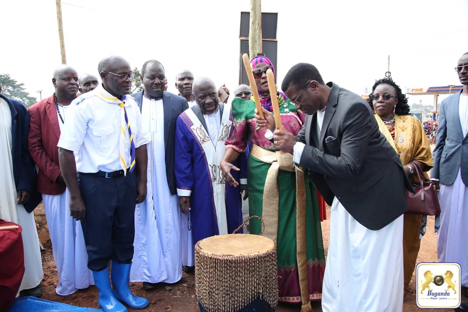 LocalGovt_Bug's tweet image. Leero tukuza olunaku lwa Gavumenti ez'Ebitundu mu Buganda nga tujjukira n'emyaka 63 nga Buganda eddiziddwa obwetwaze.
Katikkiro @Cpmayiga atongozza mayiro ya Bulungibwansi mu ggombolola ya Musaale Busukuma bw'atuuse okwetaba ku mukolo gw'okujaguza olunaku luno.