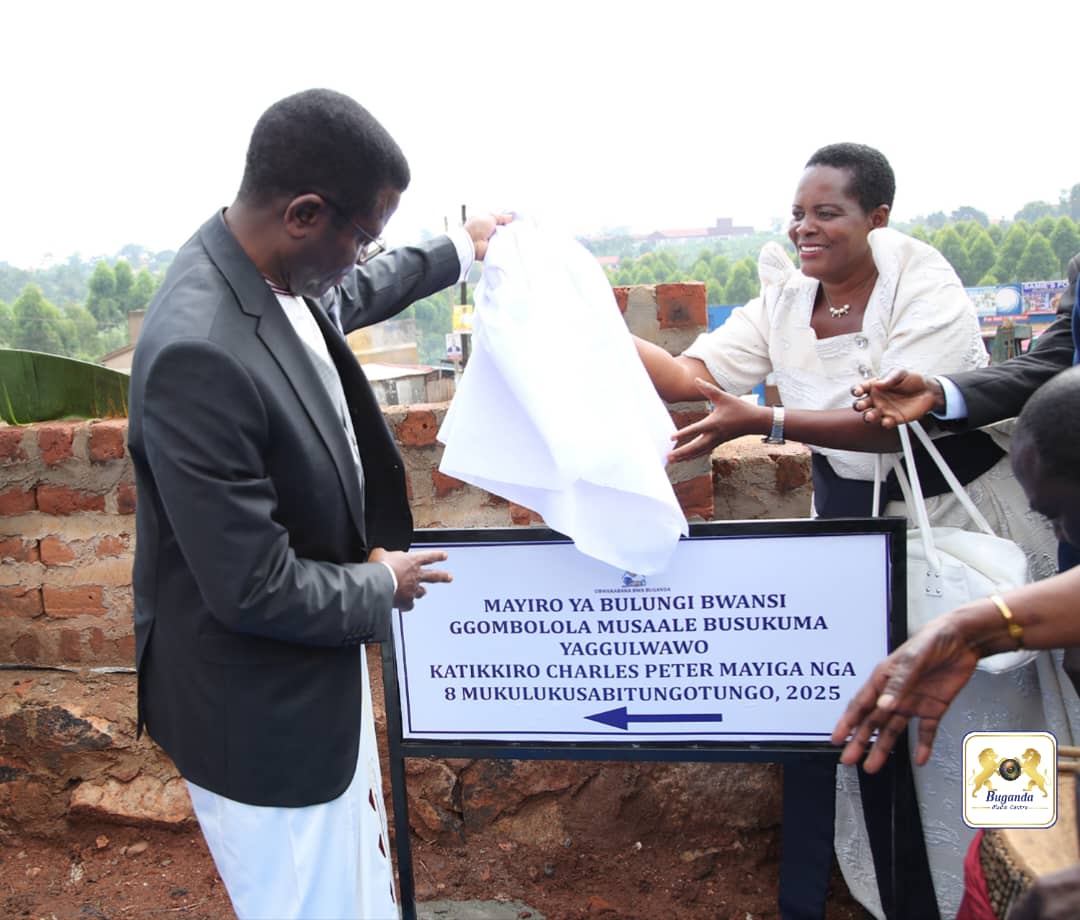 LocalGovt_Bug's tweet image. Leero tukuza olunaku lwa Gavumenti ez'Ebitundu mu Buganda nga tujjukira n'emyaka 63 nga Buganda eddiziddwa obwetwaze.
Katikkiro @Cpmayiga atongozza mayiro ya Bulungibwansi mu ggombolola ya Musaale Busukuma bw'atuuse okwetaba ku mukolo gw'okujaguza olunaku luno.