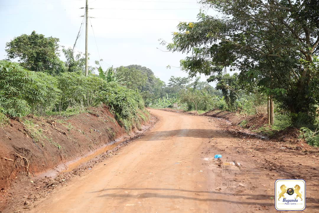 LocalGovt_Bug's tweet image. Leero tukuza olunaku lwa Gavumenti ez'Ebitundu mu Buganda nga tujjukira n'emyaka 63 nga Buganda eddiziddwa obwetwaze.
Katikkiro @Cpmayiga atongozza mayiro ya Bulungibwansi mu ggombolola ya Musaale Busukuma bw'atuuse okwetaba ku mukolo gw'okujaguza olunaku luno.