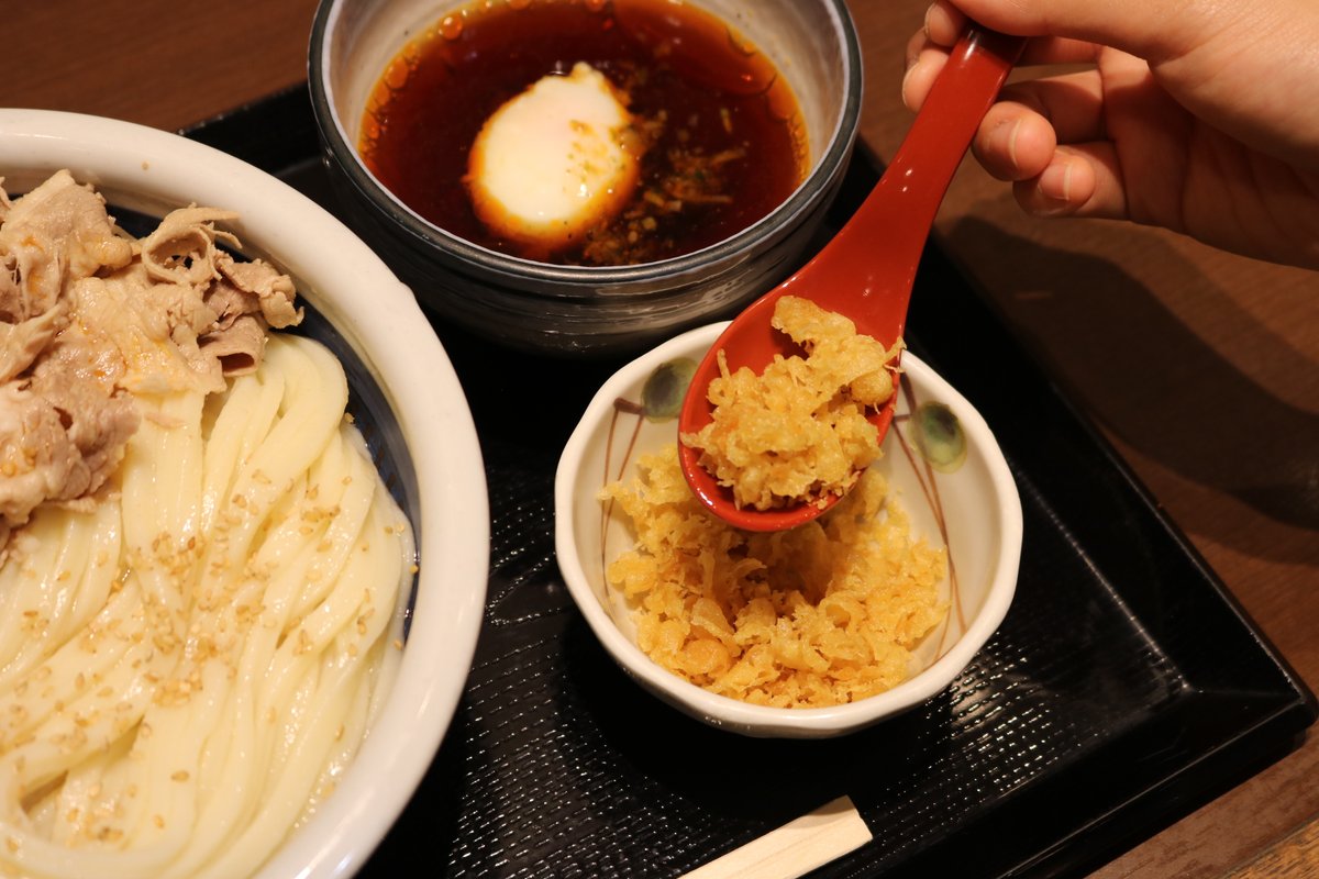 UdonMarugame's tweet photo. ＼あなたはどっち？／
うどん3玉まで同一価格の #旨辛豚つけ汁うどん は温泉玉子入りの旨辛つけ汁で箸が止まらない味わいですが、お好みで薬味を入れるとさらに楽しめます！
どちらのアレンジが気になりますか？

天かすを入れてコクをアップ→いいね❤
しび辛ラー油を入れて辛味をアップ→リポスト🔁 https://t.co/MaDHfEfkJD