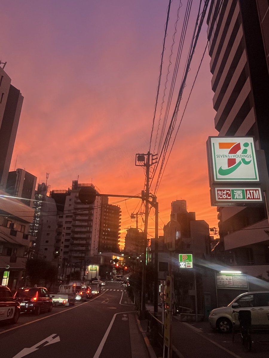朝ご飯買いに行ったら、夕焼け綺麗だった。