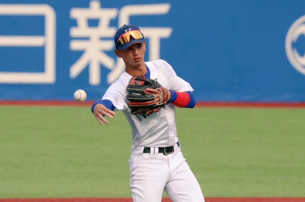 nh_i981pic's tweet photo. 登藤くん今日はショートでスタメン！🦁
しかも4回には勝ち越しタイムリー！👏
直後の守備につく時、スタンドからの「みゅうじナイバッチー！！」に深々お辞儀して応えてた姿が微笑ましかった☺️ https://t.co/qXq2o7LI4l