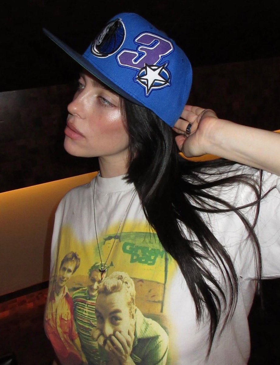 spinorbinmusic's tweet image. 💚 Billie Eilish looks effortlessly cool and amazing rocking a Green Day tee in new photos — her style always hits different! 😎🎸
#BillieEilish #GreenDay #StyleIcon #BillieEilishFashion #AltVibes