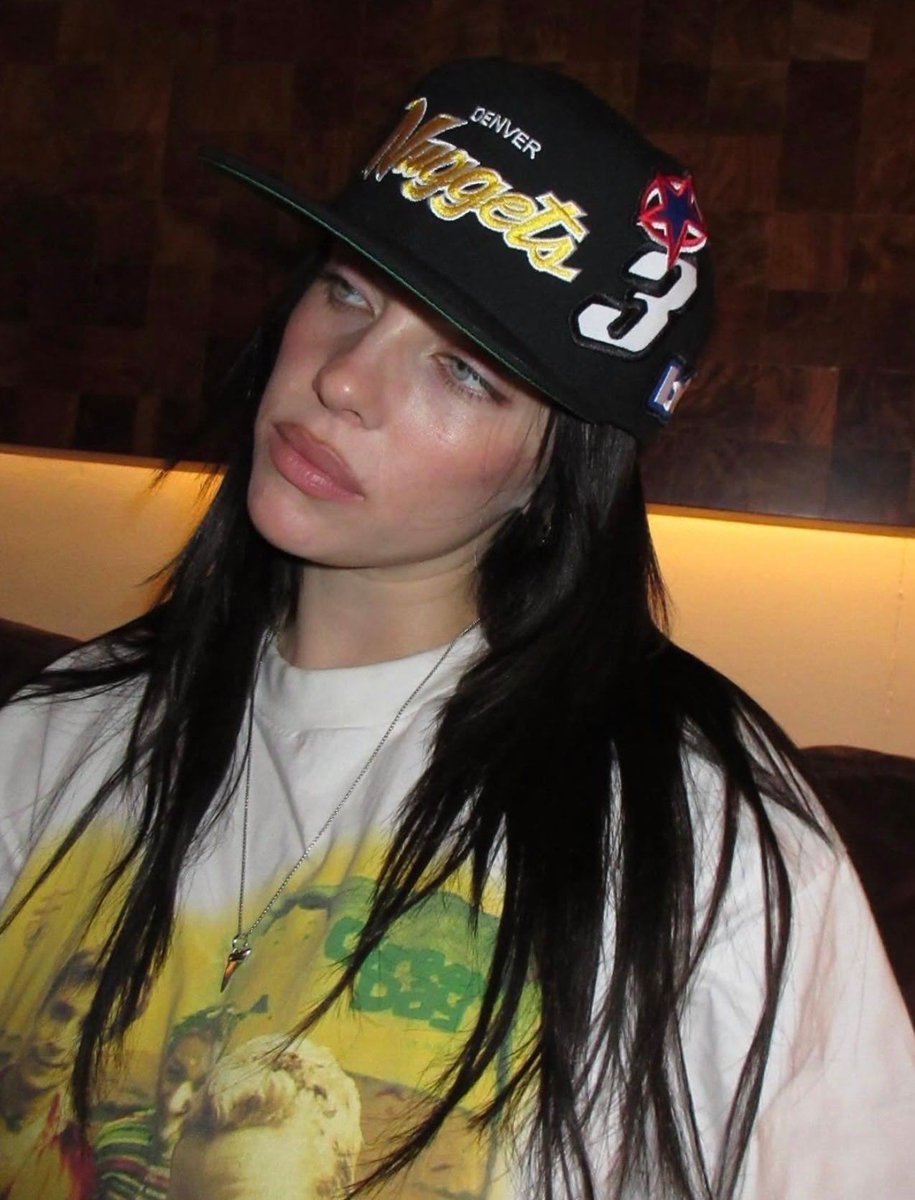 spinorbinmusic's tweet image. 💚 Billie Eilish looks effortlessly cool and amazing rocking a Green Day tee in new photos — her style always hits different! 😎🎸
#BillieEilish #GreenDay #StyleIcon #BillieEilishFashion #AltVibes