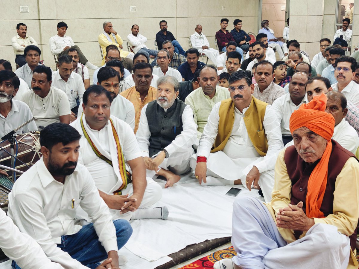 rajsainijind's tweet photo. आज भारतीय जनता पार्टी हरियाणा में ऐ०सी० मोर्चा के प्रदेश सचिव ओर छोटे भाई Bharat Bhushan Taak  जी के पिता श्री जगदीश राय टांक जी की रस्म पगड़ी कार्यक्रम में माननीय मंत्री श्री Krishan Bedi  जी के साथ पहुंच कर श्रद्धांजलि अर्पित की। 
ॐ शांति https://t.co/A8R6ty6MrR