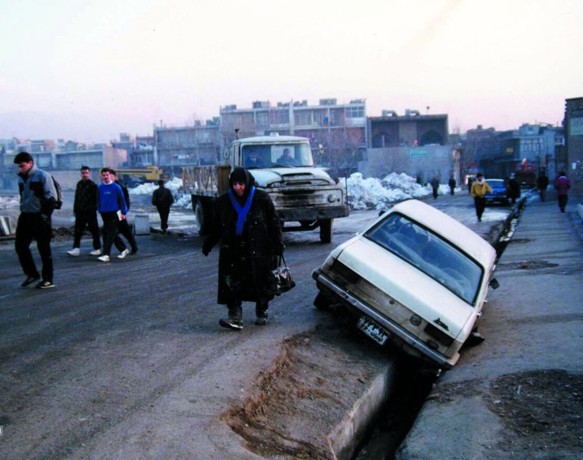 نظر نامحبوب:
دهه شصت از‌ کثافت‌ترین و بدترین دهه‌های تاریخ این کشور بود و سراسر دهه شصت پر از عقده و کمبود بود.
این که الان مُد شده ساندویچ دهه شصت میخورن مردم و پارتی با تِم دهه شصت میگیرن یعنی ما عاشق کثافت و کمبودیم.