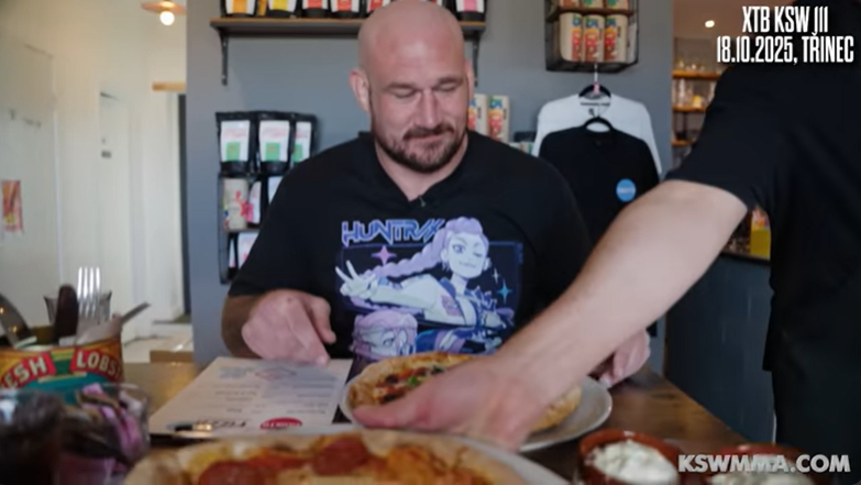 Co jak co, ale <a href="/phildefriesmma/">philip de fries</a> to ma nietuzinkową stylówę #KSW111