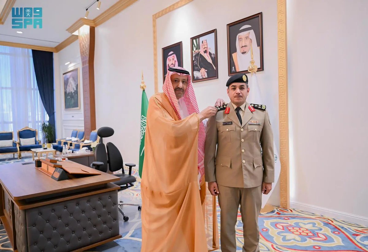 SPAregions's tweet image. أمير الباحة يقلّد قائد قوة أمن المنشآت بالمنطقة رتبته الجديدة.
spa.gov.sa/N2416580
#واس_عام