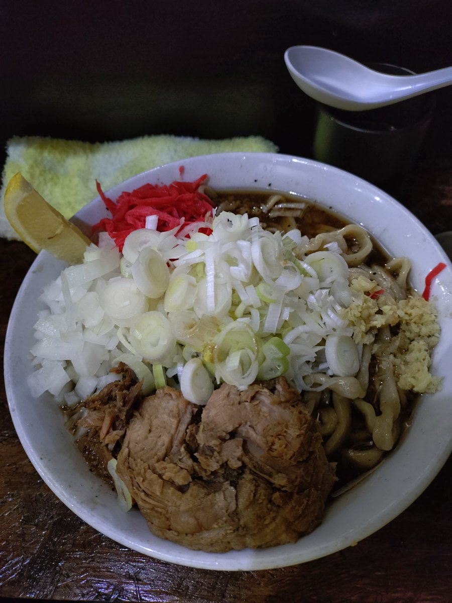 higyge's tweet photo. 10/8 自家製麺まさき(非乳化)
豚魚らーめん+ねぎ+玉ねぎ+紅しょうが+レモン
野菜抜しょうが少火の粉別

やや暑さ戻った新所沢へ🚗💨

豚魚らーめんがきちゃった🤩
セルフねぎ変更してバッチリなお供TPと合わせて啜る豚魚はやっぱりウメー！🤤

食べたばかりなのにもう食べたい😂
ごちそうさまでした🙏 https://t.co/ksjqDrr9b0