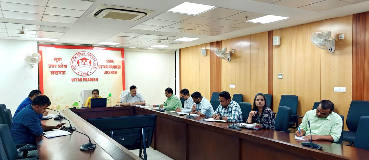 आज दिनांक 8अक्टूबर 2025 को निदेशक सूडा, श्रीमती अपूर्वा दुबे ने वीडियो कॉन्फ्रेंसिंग के माध्यम से प्रदेश के समस्त जनपदों में प्रधानमंत्री आवास योजना-शहरी व पीएमएवाई-यू 2.0 की प्रगति की समीक्षा की। योजना के सफल कार्यान्वयन हेतु निदेशक सूडा ने आवश्यक दिशा-निर्देश भी दिए।