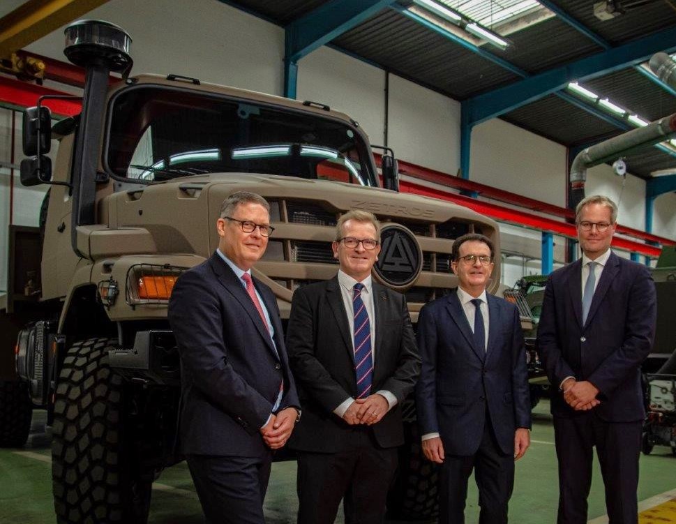 pascalbtr's tweet photo. À l’occasion du Forum Entreprises Défense 2025 #FED25, @Arquus_Defense dévoile le #Zetros by Arquus, fruit d’un partenariat inédit avec @DaimlerTruck.
#FTLT #CRNG...😉
📷 LinkedIn Arquus https://t.co/gu6jJ0QkfL