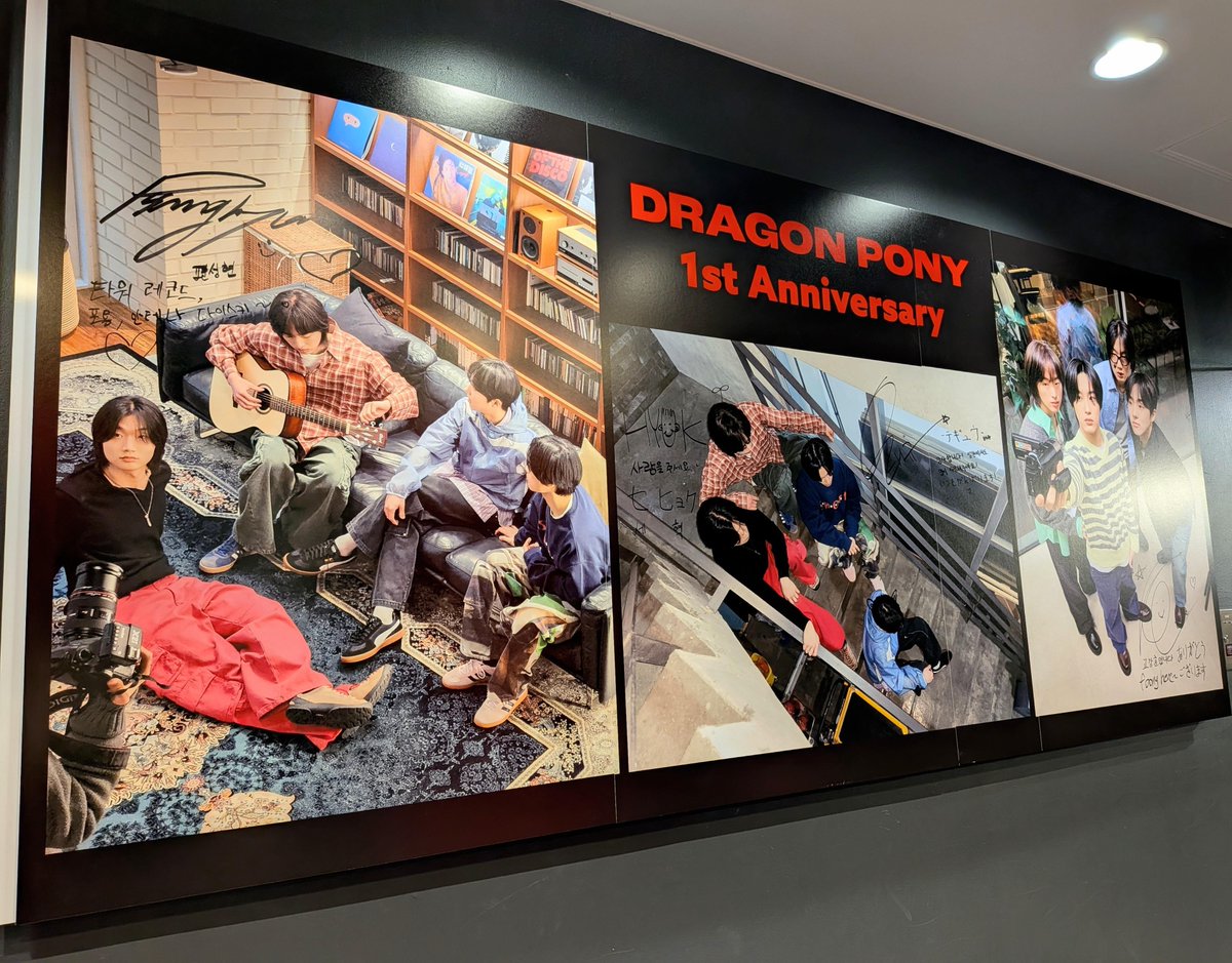 TOWER_Shibuya's tweet image. 【#タワ渋kpop】

タワレコ渋谷店限定特典付き
＃DragonPony『#NotOut』

5Fにて大好評販売中⚡

🎁デビュー1周年記念フォトカード(4種ﾗﾝﾀﾞﾑ)
🔗towershibuya.jp/news/2025/10/0…

日本語コメント＆MV放映中🎥
訪店時にいただいたサイン色紙もあります‼

サイン入り大型パネル展の開催は10/13(月)まで💦