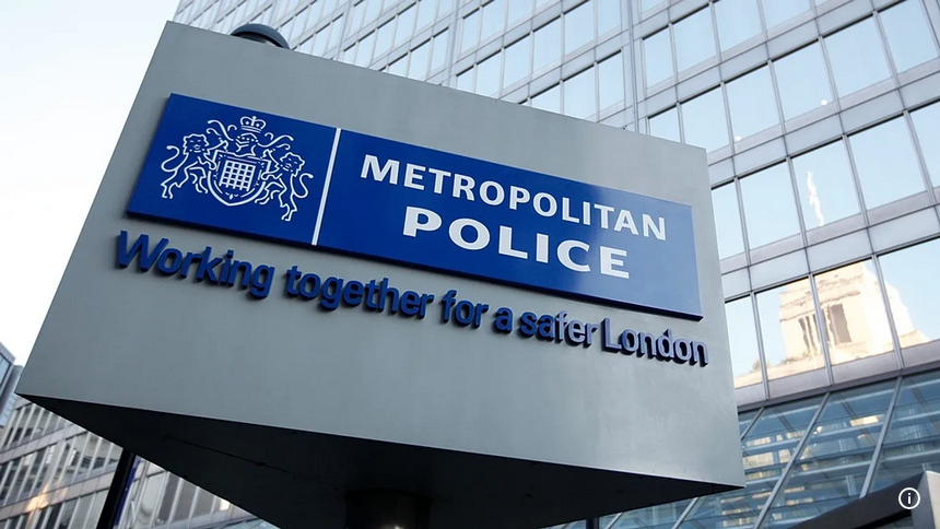 PoliticoAnatomy's tweet photo. #UK police disrupt a gang suspected of smuggling 40,000 stolen phones to #China. https://t.co/iQeAAUqOeS https://t.co/RtYubkr2eQ