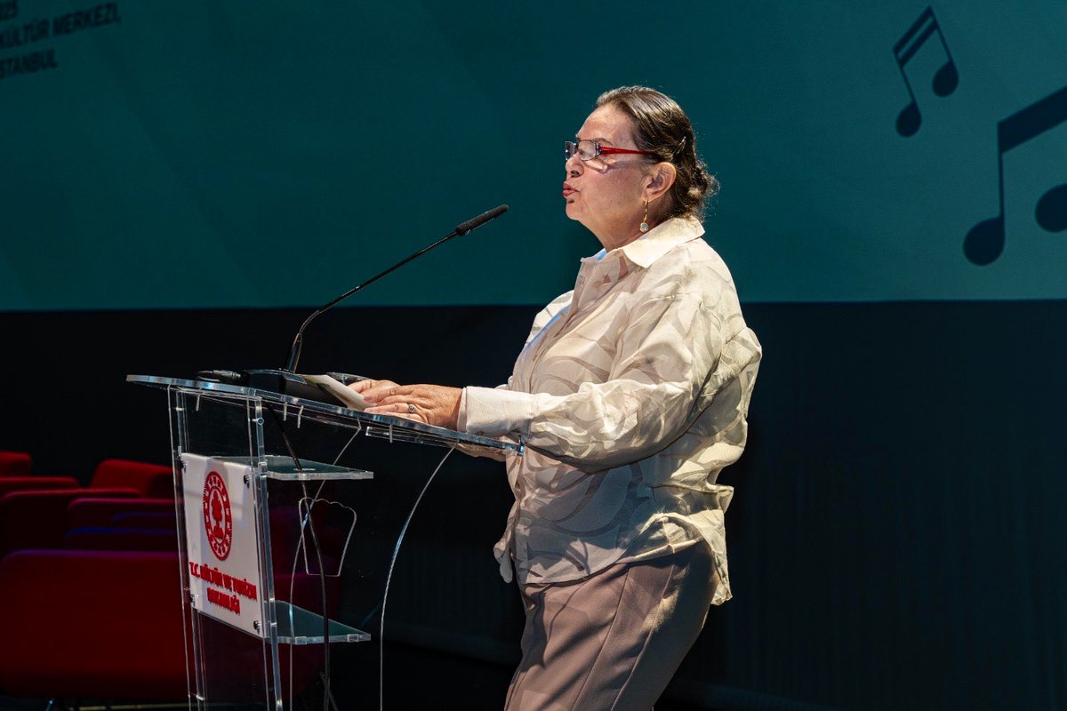 Açılış Konuşmaları <a href="/demetsagiroglu/">demet sağıroğlu</a>  <a href="/burhansesen/">Burhan Şeşen</a> &amp; <a href="/AvArzuOguz/">Prof. Dr. Arzu Oğuz</a> tarafından gerçekleştirilen ve Ankara Üniversitesi Rektörü Prof. Dr. Necdet Ünüvar’ın mesajının okunduğu Sempozyumun ilk bölümü müzik dinletisi  ve Müyorbir YK Danışmanı Ali Rıza Türker’in konuşmaları ile devam etti.